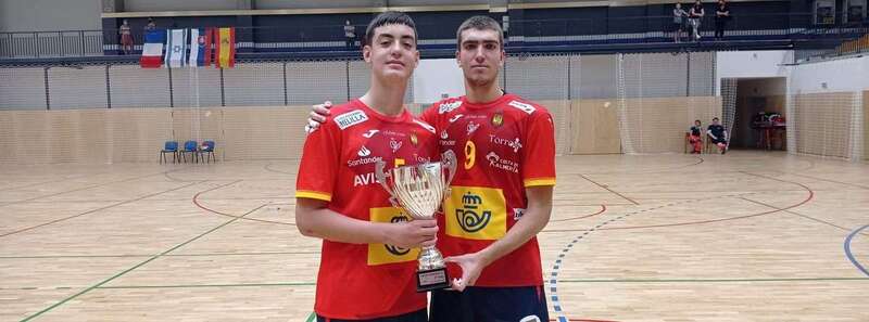 Marko Ojeda y Ezequiel Conde muestran el trofeo del segundo puesto conseguido por la selección española/TA.